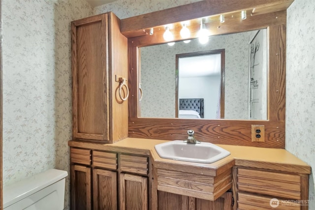 21027 7th Pl S, Des Moines, WA 98198 - bathroom with wallpapered walls and vanity