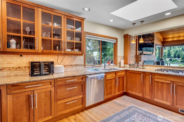 6490 NE Monte Vista Dr, Bainbridge Island, WA 98110 - kitchen with appliances with stainless steel finishes, a sink, light wood-style flooring, healthy amount of natural light, and recessed lighting