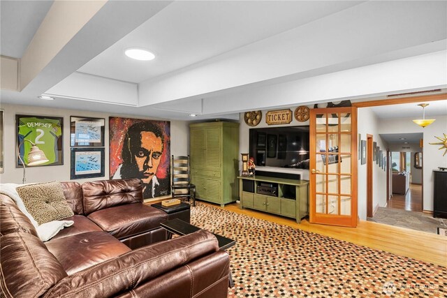 17834 SE 40th Pl, Bellevue, WA 98008 - living area featuring wood finished floors, a tray ceiling, and recessed lighting