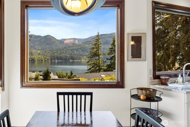 20 Longshore Ln, Bellingham, WA 98229 - dining area featuring a mountain view