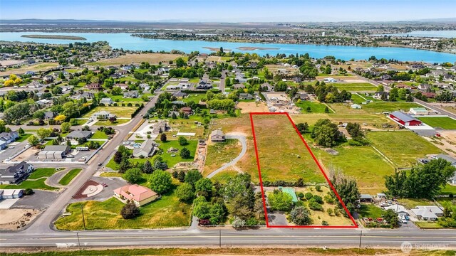 338 Potato Hill Rd NE, Moses Lake, WA 98837 - aerial view of residential area featuring a large body of water and property boundaries highlighted
