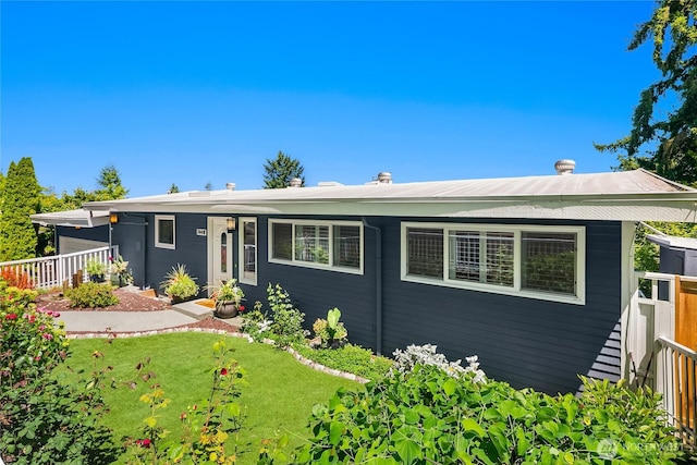 7440 SE 32nd St, Mercer Island, WA 98040 - view of front of property with a front lawn