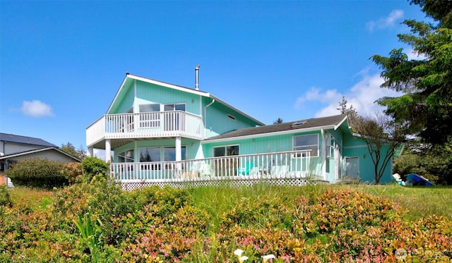 393 Canal Dr SE, Ocean Shores, WA 98569 - view of front of home featuring a balcony
