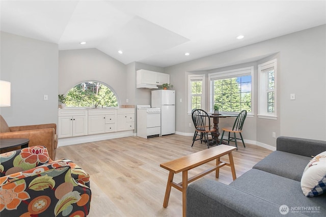 562 W Lake Samish Dr, Bellingham, WA 98229 - living area with plenty of natural light, light wood-type flooring, recessed lighting, vaulted ceiling, and baseboards