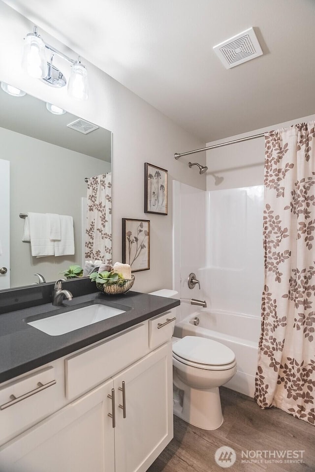 123 E 9th Ave Unit 67, Moses Lake, WA 98837 - full bath featuring wood finished floors, vanity, toilet, and shower / bathtub combination with curtain