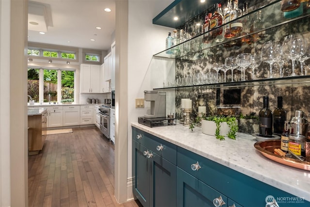 9420 NE 31st St, Clyde Hill, WA 98004 - indoor dry bar featuring decorative backsplash, hardwood / wood-style flooring, recessed lighting, and high end range
