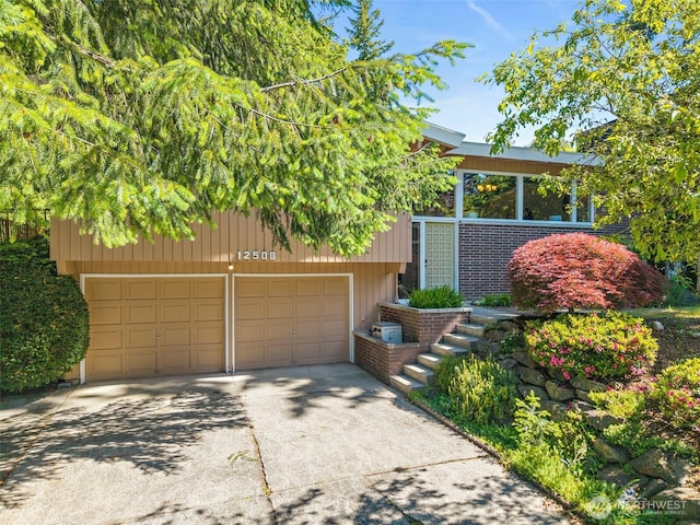 12508 SE 60th St, Bellevue, WA 98006 - view of front facade featuring driveway