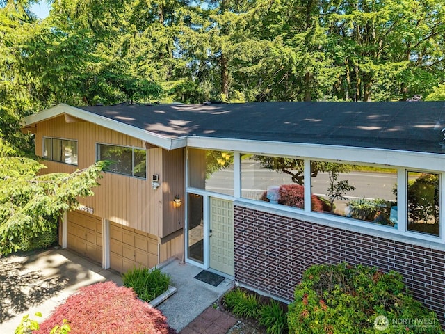 12508 SE 60th St, Bellevue, WA 98006 - view of front facade featuring a garage and concrete driveway