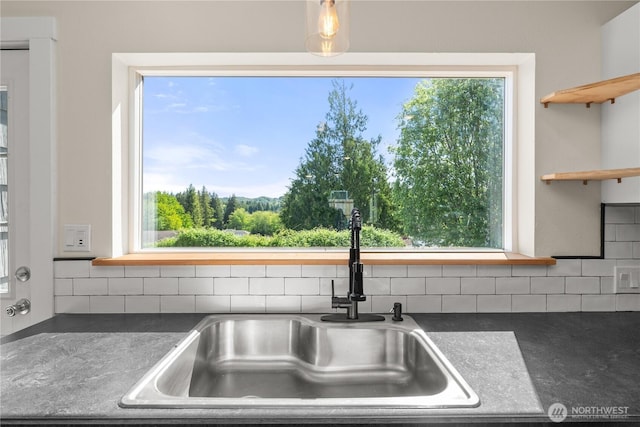 2736 Riverview Dr, Aberdeen, WA 98520 - kitchen featuring a sink, dark countertops, and backsplash