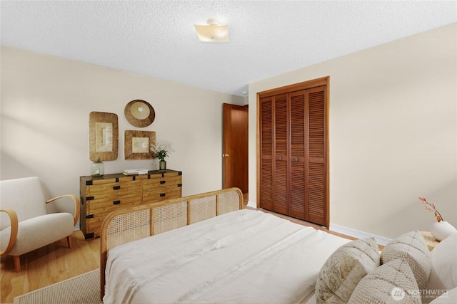 20608 1st Ave S, Des Moines, WA 98198 - bedroom featuring a closet, wood finished floors, and baseboards