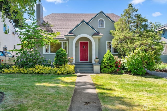 912 Highland Dr, Wenatchee, WA 98801 - view of front facade with a front yard, stucco siding, and a shingled roof