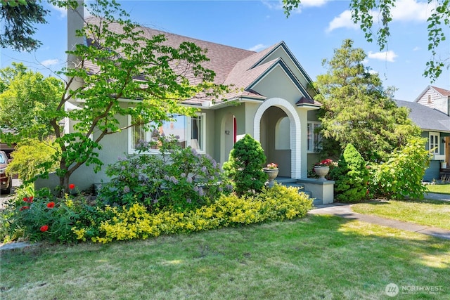 912 Highland Dr, Wenatchee, WA 98801 - view of front of property featuring stucco siding, a front yard, a chimney, and a shingled roof