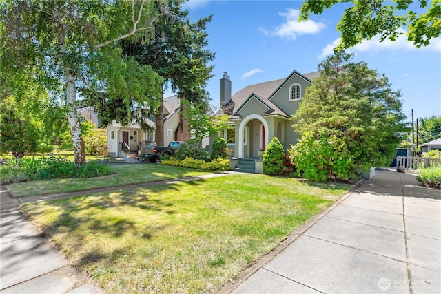 912 Highland Dr, Wenatchee, WA 98801 - obstructed view of property featuring stucco siding, a front lawn, and a chimney