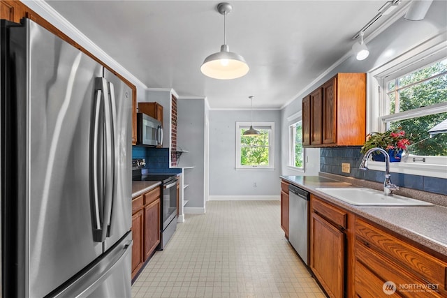 912 Highland Dr, Wenatchee, WA 98801 - kitchen with appliances with stainless steel finishes, a sink, baseboards, decorative backsplash, and crown molding