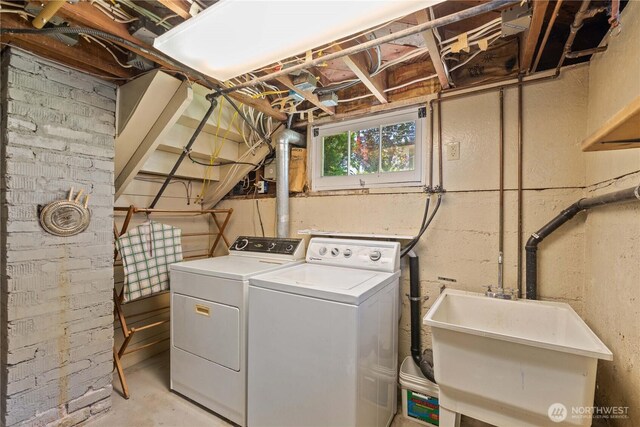 912 Highland Dr, Wenatchee, WA 98801 - laundry area featuring washer and dryer