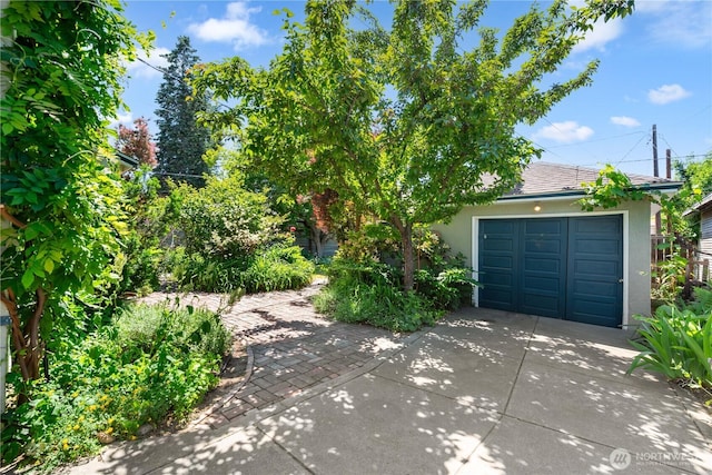 912 Highland Dr, Wenatchee, WA 98801 - garage featuring driveway