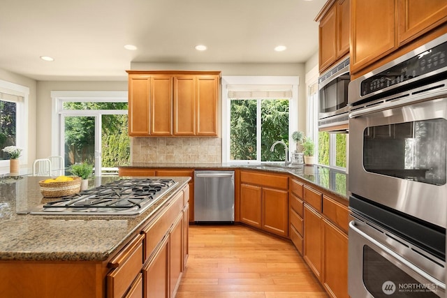 27528 SE 28th Ct, Sammamish, WA 98075 - kitchen with stainless steel appliances, a sink, light wood finished floors, plenty of natural light, and recessed lighting