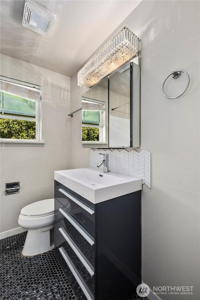 4006 147th Pl SE, Bellevue, WA 98006 - bathroom featuring vanity, toilet, backsplash, and baseboards