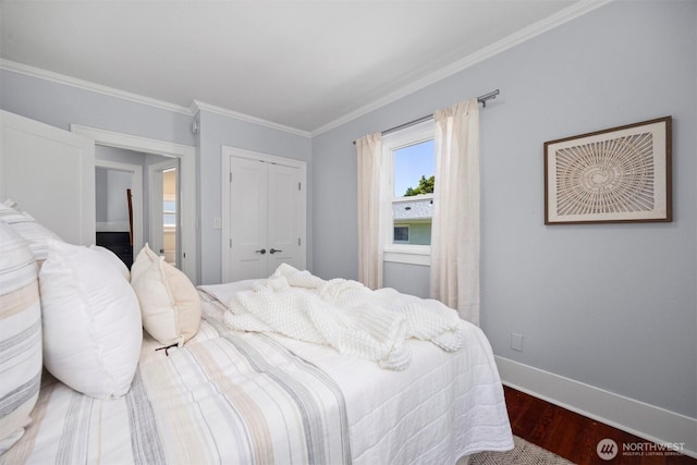 2921 Ellis St, Bellingham, WA 98225 - bedroom featuring crown molding, wood finished floors, baseboards, and a closet