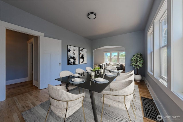 914 N Cedar St, Tacoma, WA 98406 - dining area with arched walkways, light wood-style floors, and baseboards