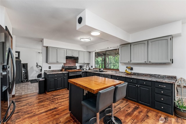 5721 Mountain Lane Rd, Peshastin, WA 98847 - kitchen with butcher block countertops, under cabinet range hood, gray cabinetry, electric range, and refrigerator with ice dispenser