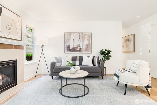 9805 Avondale Rd NE Unit M139, Redmond, WA 98052 - living room featuring light wood finished floors, a fireplace, and baseboards