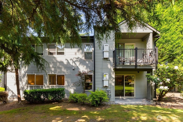 9805 Avondale Rd NE Unit M139, Redmond, WA 98052 - back of property featuring a balcony, a patio area, and a yard