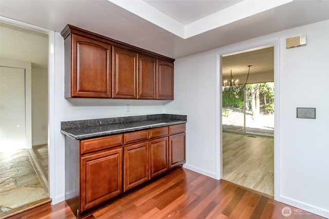 32622 39th Ave SW, Federal Way, WA 98023 - bar area featuring dark wood finished floors, a chandelier, and baseboards