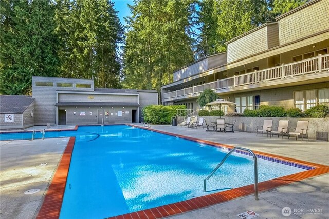 6268 137th Pl NE Unit 244, Redmond, WA 98052 - community pool with a patio area