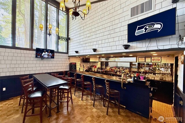 6268 137th Pl NE Unit 244, Redmond, WA 98052 - indoor dry bar featuring a chandelier and backsplash