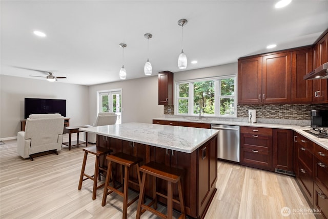 6579 Gleneagle Ave SW, Port Orchard, WA 98367 - kitchen featuring stainless steel appliances, decorative backsplash, light wood-style flooring, and recessed lighting
