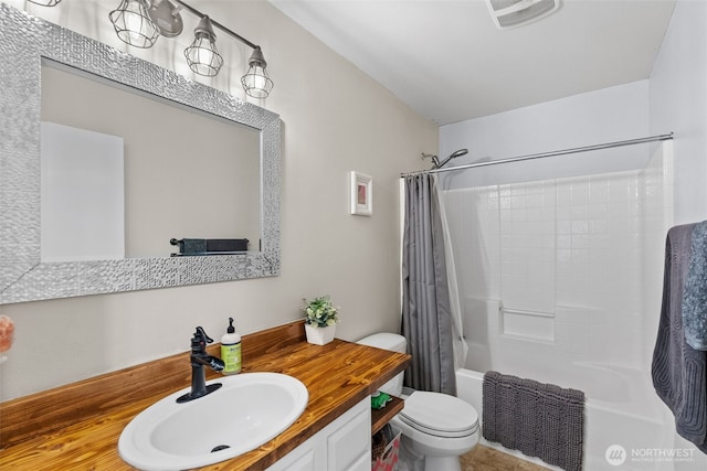 10096 Terra Glenn St SE, Yelm, WA 98597 - bathroom with shower / bath combination with curtain, toilet, and vanity