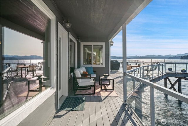 9451 E State Route 106, Union, WA 98592 - balcony with a mountain view