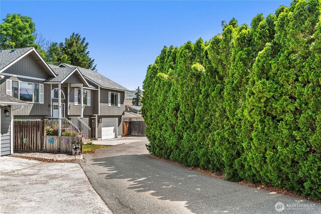 1324 Fairhaven Ave, Wenatchee, WA 98801 - split foyer home featuring a shingled roof, a garage, and driveway