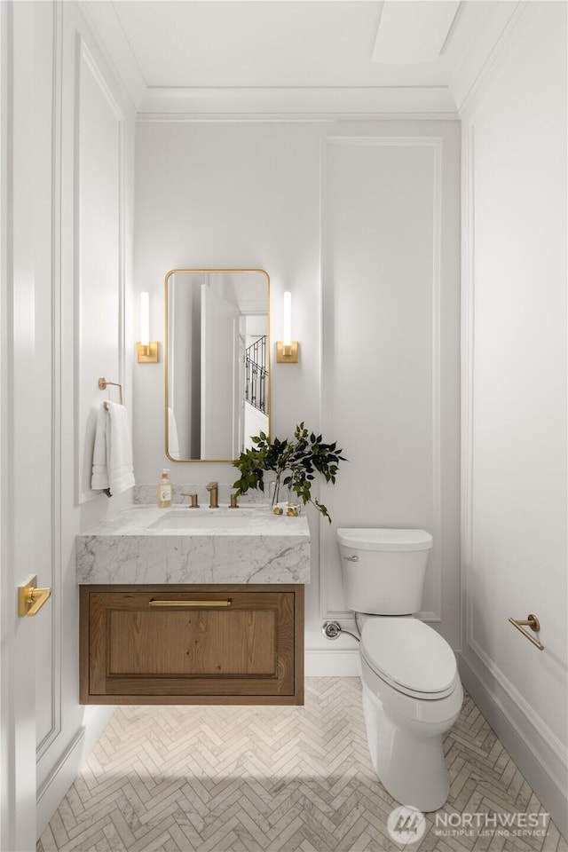 7116 NE 119th Ln, Kirkland, WA 98034 - bathroom featuring toilet, vanity, and ornamental molding
