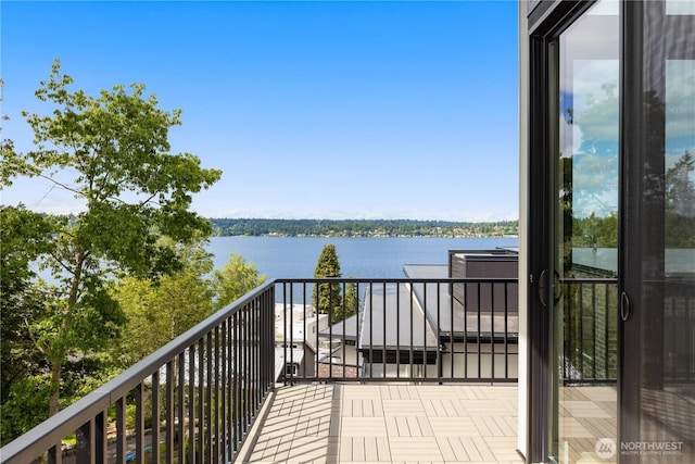 7116 NE 119th Ln, Kirkland, WA 98034 - balcony with a water view