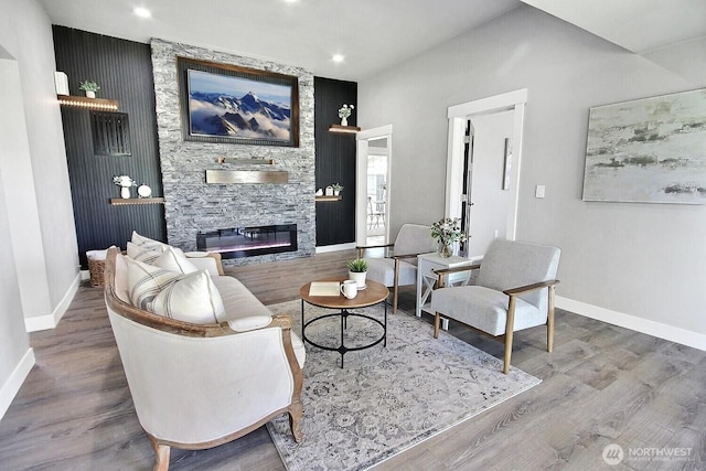 1630 Hillcrest Ave, Enumclaw, WA 98022 - living area featuring baseboards, wood finished floors, a fireplace, and recessed lighting
