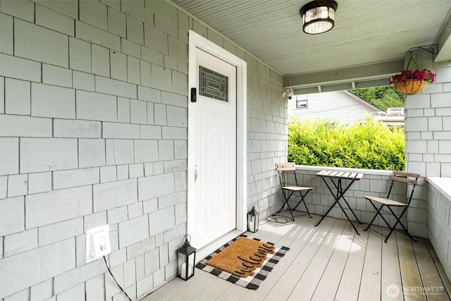 1102 Tecumseh St, Aberdeen, WA 98520 - doorway to property featuring a porch