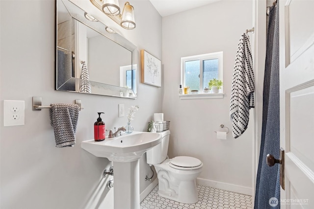 1102 Tecumseh St, Aberdeen, WA 98520 - bathroom featuring toilet, baseboards, a shower with curtain, and tile patterned flooring