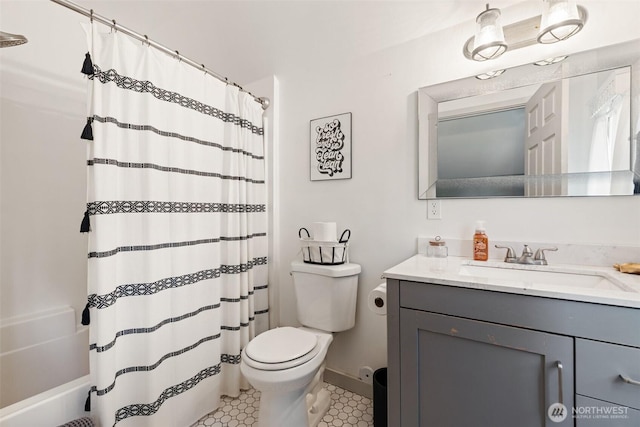 1102 Tecumseh St, Aberdeen, WA 98520 - bathroom featuring toilet, vanity, shower / bath combo, and baseboards