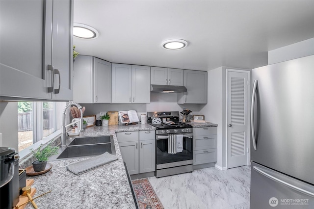 5907 N 31st St, Tacoma, WA 98407 - kitchen with stainless steel appliances, under cabinet range hood, a sink, and gray cabinets
