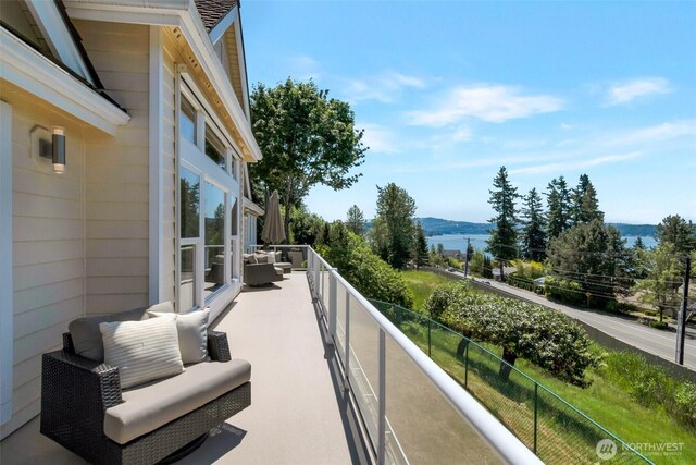 1653 204th Ave NE, Sammamish, WA 98074 - balcony featuring a mountain view