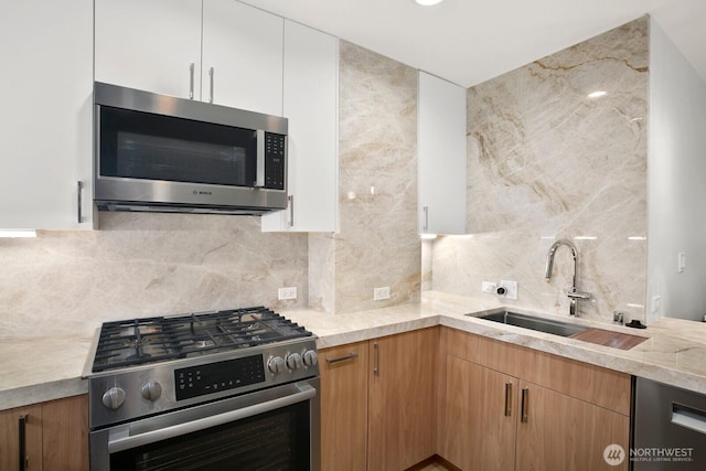 10650 NE 9th Pl Unit 3210, Bellevue, WA 98004 - kitchen featuring stainless steel appliances, a sink, decorative backsplash, and white cabinets