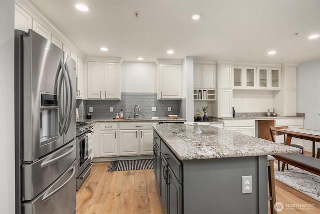 35314 SE Sequoia Pl Unit B, Snoqualmie, WA 98065 - kitchen featuring stainless steel appliances, a sink, white cabinetry, and recessed lighting