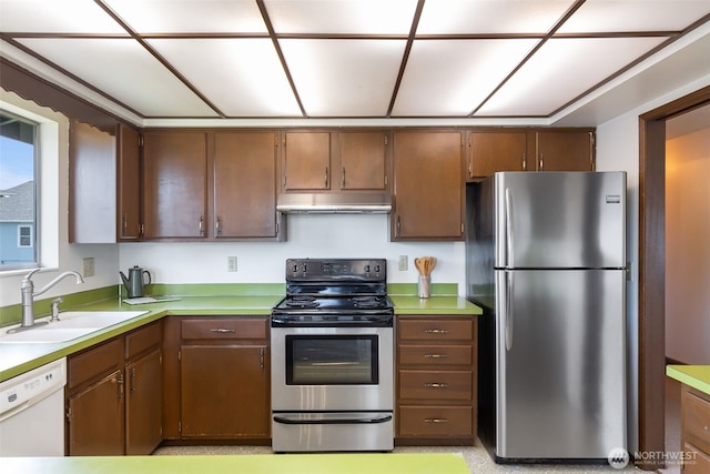 5228 56th Ave S, Seattle, WA 98118 - kitchen with stainless steel appliances, a sink, under cabinet range hood, and light countertops