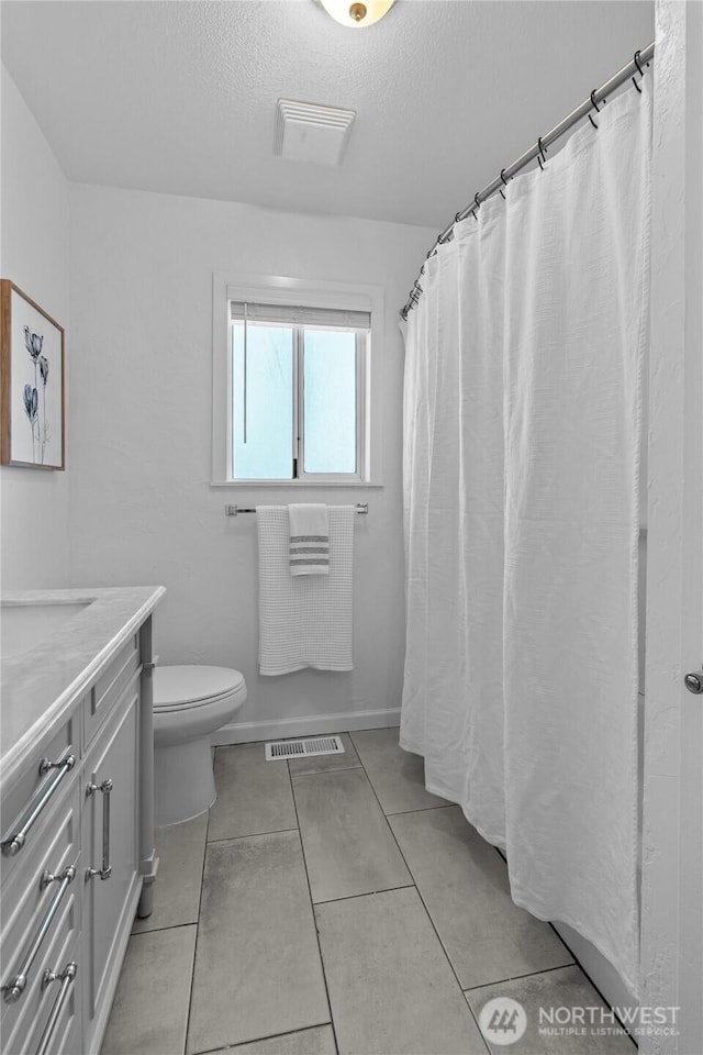 659 NW New York Ave, Chehalis, WA 98532 - bathroom featuring toilet, vanity, a textured ceiling, tile patterned floors, and a shower with curtain
