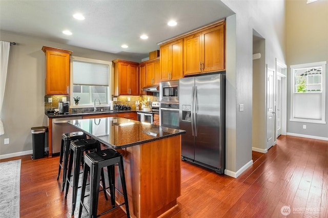 4709 W Fox St, Moses Lake, WA 98837 - kitchen with stainless steel appliances, under cabinet range hood, a sink, baseboards, and recessed lighting
