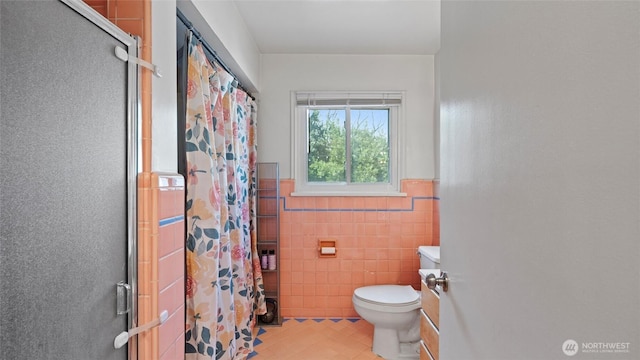 1109 University St, Walla Walla, WA 99362 - full bath featuring tile patterned flooring, tile walls, toilet, a shower with curtain, and wainscoting