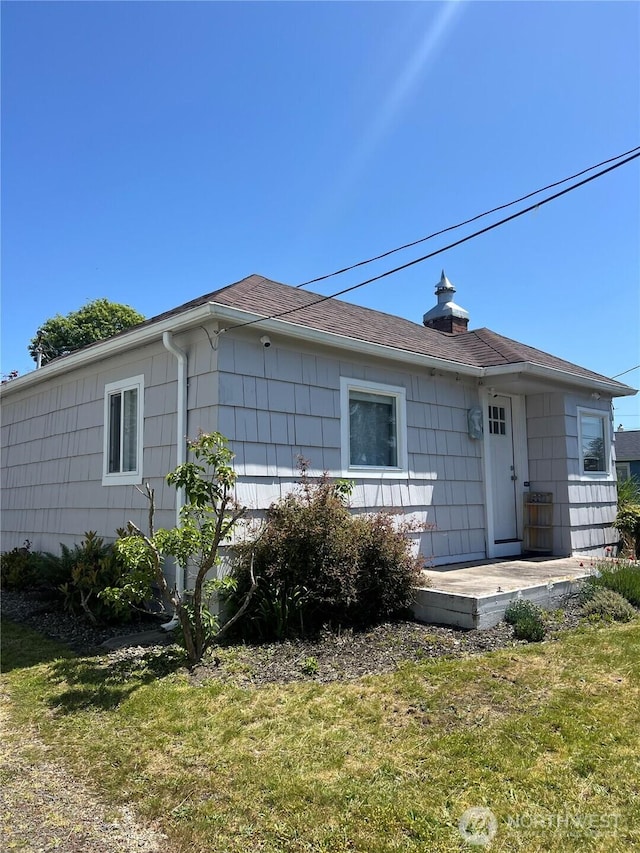 908 Washington Ave N, Long Beach, WA 98631 - view of front of property with a front lawn and a chimney