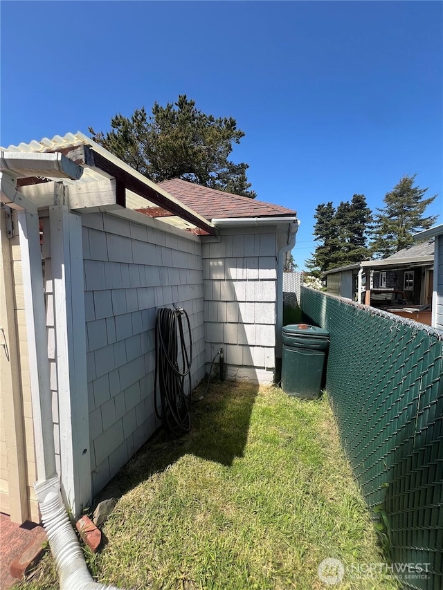 908 Washington Ave N, Long Beach, WA 98631 - view of side of home with a shingled roof